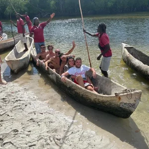 In canoa fra le mangrovie